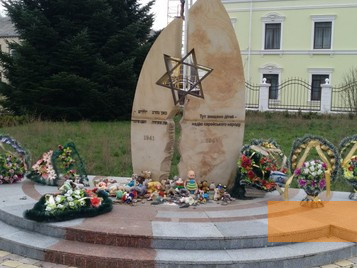 Bild:Winnyzja, 2017, Denkmal in Erinnerung an die ermordeten jüdischen Kinder, Stiftung Denkmal