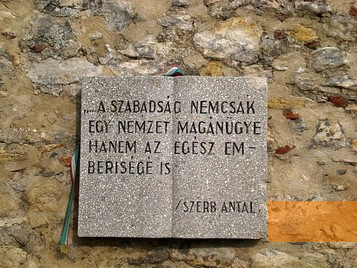 Image: Balf, 2010, Memorial plaque at the memorial with a quotation from Antal Szerb, Erzsébet Szabolcs