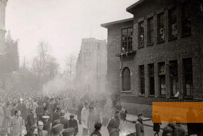 Bild:Antwerpen, 1941, Straßenszene während des Pogroms vom 14. April, Joods Museum van Deportatie en Verzet