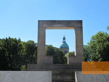Bild:Hannover, 2012, Das Mahnmal stellt symbolisch eine Klammer dar, Projekt Erinnerungskultur Hannover