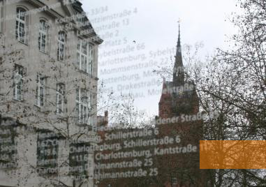 Bild:Berlin, 2008, Detailansicht der Spiegelwand mit dem Rathaus Steglitz, Stiftung Denkmal, Anne Bobzin
