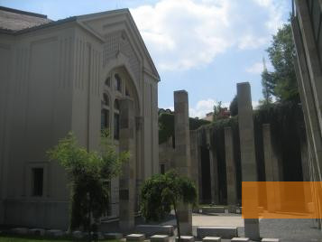 Bild:Budapest, 2010, Hof des Gedenkzentrums mit Synagoge, Stiftung Denkmal
