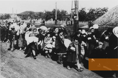 Image: Kryvyi Rih, October 15, 1941, Jews on their way to the execution, Landesarchiv Schleswig-Holstein