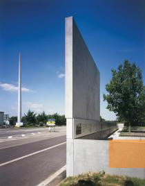 Image: Saarbrücken, 2005, View of the »Hotel of Memory« memorial, visible on the left is the monument from 1947, Stiftung Denkmal, Johannes-Maria Schlorke