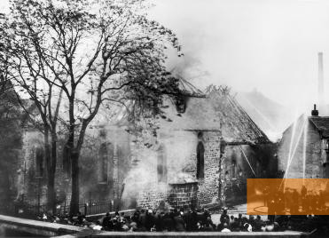 Image: Worms, 1938, Neighbours and onlookers following the »Kristallnacht« in front of the burning Old Synagogue, Stiftung Topographie des Terrors