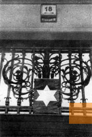 Bild:Budapest, 1944, Durch einen gelben Stern gekennzeichnetes »Judenhaus«, Yad Vashem