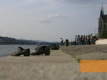 Bild:Budapest, 2005, Schuhe am Donauufer, Stiftung Denkmal, Diana Fisch
