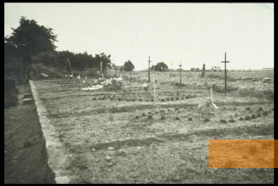 Image: Ladelund, 1944, Fresh graves for the victims of the Ladelund satellite camp in 1944, KZ Gedenk- und Begegnungsstätte Ladelund