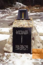 Bild:Palmnicken, 2000, Gedenkstein, Nautschno-proswetitel'skij Zentr »Holocaust«, Moskau