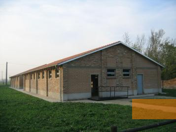 Bild:Fossoli, 2004, Einzige rekonstruierte Baracke des ehemaligen Lagers, Marcello Pezzetti