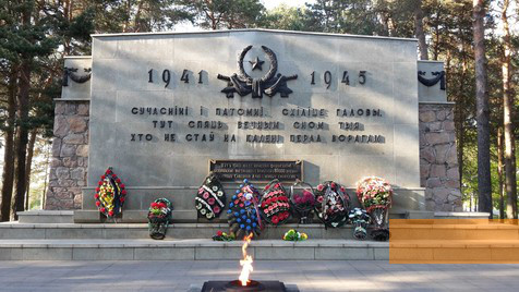 Bild:Minsk, 2016, Zentrales Denkmal am Kriegsgefangenenfriedhof, Stiftung Denkmal