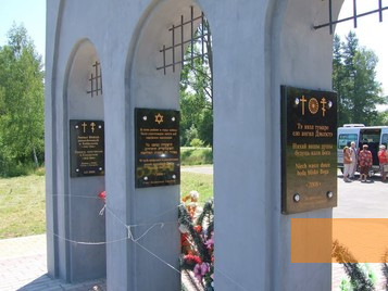 Bild:Kolditschewo, 2008, Gedenktafeln am Tor weisen auf die verschiedenen Opfergruppen hin, Zbigniew Wołocznik