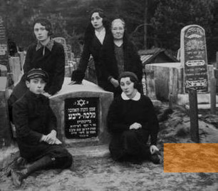 Image: Vileyka, about 1930, A family at the Jewish cemetery, Photo: Boris Berman