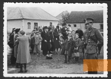 Bild:Pressburg, o.D., Juden warten unter der Aufsicht von slovakischen Milizionären auf ihre Deportation, Yad Vashem