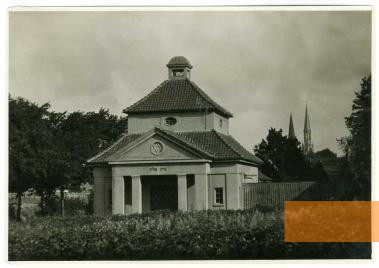 Image: Klaipėda, undated, The no longer existent mortuary on the Jewish cemetery, with an inscription which reads »Beit Olam« (House of Eternity), Mažosios Lietuvos Istorijos Muziejus