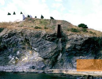 Bild:Portbou, 1995, Blick vom Meer zum Friedhof mit den »Passagen« von Dani Karavan, Frank Mihm