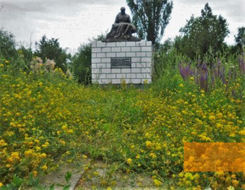 Image: Vydnyy, 2013, Overgrown square in front of the memorial, eva-gorlan.livejournal.com
