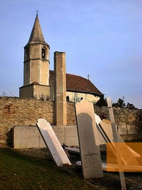 Image: Balf, 2010, View of the memorial with the castle church and the obelisk from 1948, Erzsébet Szabolcs