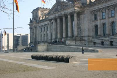 Bild:Berlin, 2008, Das Mahnmal für die ermordeten Reichstagsabgeordneten, im Hintergrund das Reichstagsgebäude, Stiftung Denkmal, Anne Bobzin