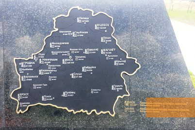 Bild:Malyj Trostenez, 2015, Gedenkstein mit Informationen zu Mordstätten in Belarus, Stiftung Denkmal
