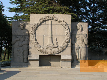 Bild:Sankt Petersburg, 2007, Denkmal auf dem Piskarjowskoje Friedhof, Volkov