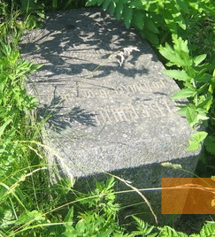 Bild:Lubny, um 2015, Grabstein am zerstörten jüdischen Friedhof, jewua.org