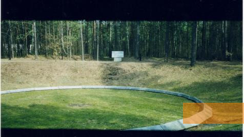 Image: Taganrog, around 2000, Older monument to the victims of the shootings in the »Petrushina Ravine«, Nauchno-prozvetitel'sky Tsentr »Holocaust«