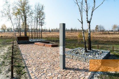 Image: Barashi, 2019, Memorial and information stele at the mass grave, Stiftung Denkmal, Anna Voitenko
