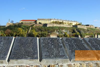 Bild:Neusatz, 2010, Gedenktafel mit den Namen der Opfer, im Hintergrund die historische Festung Peterwardein, Gyula Sápi