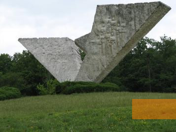 Bild:Kragujevac, 2008, Denkmal »Gebrochener Flügel«, Dejan Kovačević