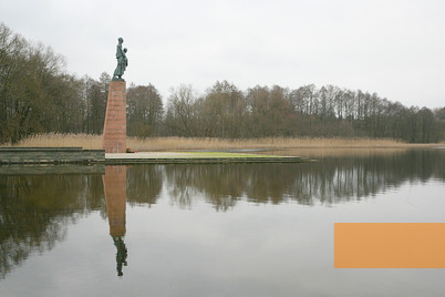 Image: Ravensbrück, 2007, Sculpture »Carrying« by Will Lammert, Johannes-Maria Schlorke