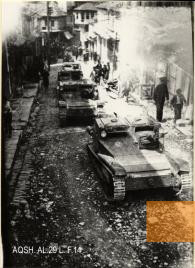 Bild:Gjirokastra, o.D., Italienische Panzer in der Stadt, Muzeu Historik Kombëtar