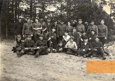 Bild:Nalibocka-Wald, 1943, Eine Gruppe bewaffneter Bielski-Partisanen, Yad Vashem
