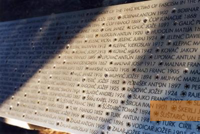 Bild:Rab, 2005, Metalltafel mit Namen der Opfer, Stiftung Denkmal, Christian Schölzel