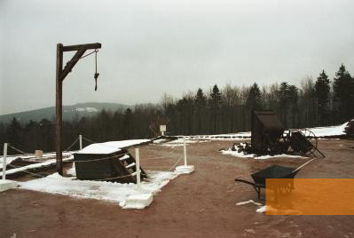 Bild:Natzweiler-Struthof, o.D., Galgen auf dem Gelände des ehemaligen Konzentrationslagers, DMPA, Ministère de la Défense, J. Robert