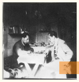 Image: Ferramonti di Tarsia, undated, Internees playing chess, roxong