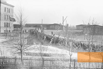 Bild:Schaulen,1942, Die Ghettobewohner kehren nach der Arbeit im Armeebekleidungsamt Schaulen zurück, Šiaulių »Aušros« Muziejus