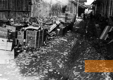 Bild:Sighet, 1944, Eine Straße im Ghetto nach der Deportation der Juden, Yad Vashem