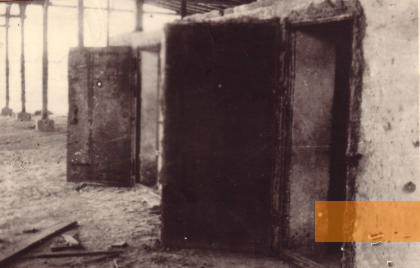 Bild:Lublin, 1944, Gaskammern in Majdanek, aufgenommen in den Tagen nach der Befreiung des Lagers, Państwowe Muzeum na Majdanku