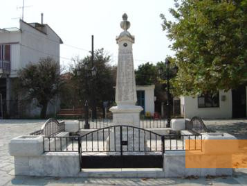 Image: Kommeno, 2004, Monument listing the names of those killed in action between 1912 und 1949, Alexios Menexiadis
