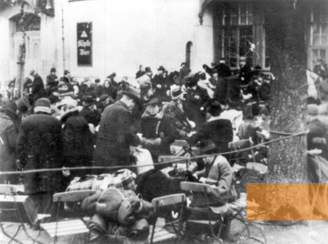 Image: Breslau, probably end of November 1941, Jews in a beer garden used as a »final collection point« before being deported from the nearby Odertorbahnhof station, Yad Vashem