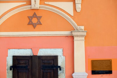 Image: Mátészalka, 2013, Detailed view of the synagogue façade with the memorial plaque which has since been replaced, Krisztián Bócsi