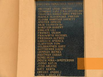 Bild:Preschau, 2004, Tafel mit Namen von Opfern an der Synagogenmauer, Stiftung Denkmal