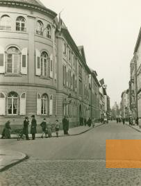 Image: Karlsruhe, 1933, Building of the Baden State Parliament with a hoisted swastika flag, Generallandesarchiv Karlsruhe, 231_3397#4-3