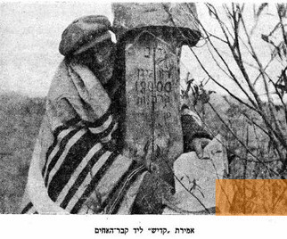 Bild:Kowel.o.D., Ein Mann mit dem kurz nach der Befreiung errichteten Holzdenkmal, www.jewishgen.org