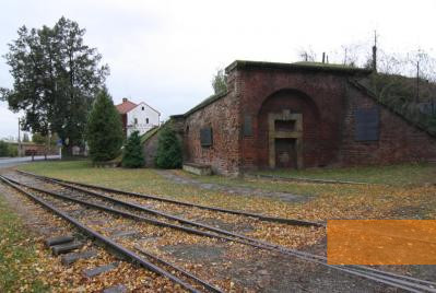 Bild:Theresienstadt, 2009, Die im Ghetto eigens für die Deportationen angelegten Bahngleise, Stiftung Denkmal, Anja Sauter