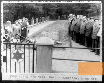 Image: Forest of Inkakliai, about 1948, Memorial meeting at the mass grave, Yad Vashem