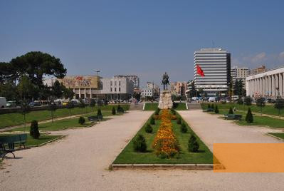 Image: Tirana, 2009, Monument to the national hero Skanderbeg, with the museum building in the background, Predrag Bubalo