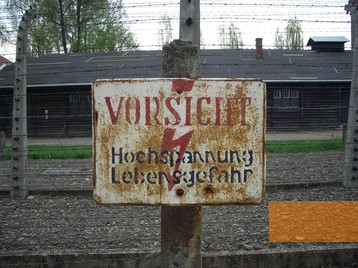 Image: Auschwitz, 2005, Warning sign on the barbed wire fence of the main camp, Stiftung Denkmal