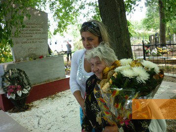 Bild:Aleksandrowka, 2010, Gedenkveranstaltung am Denkmal, Geschichtswerkstatt Europa, Ella Tereschtschenko